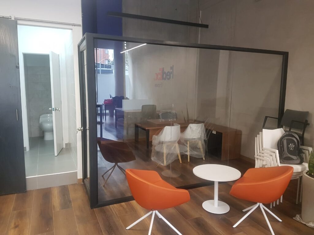 Divisiones de oficina en cristal Mamparas de cristal para oficinas Separadores de cristal para oficinas Oficina con divisiones de vidrio Instalación de mamparas de cristal Divisiones acristaladas de oficina